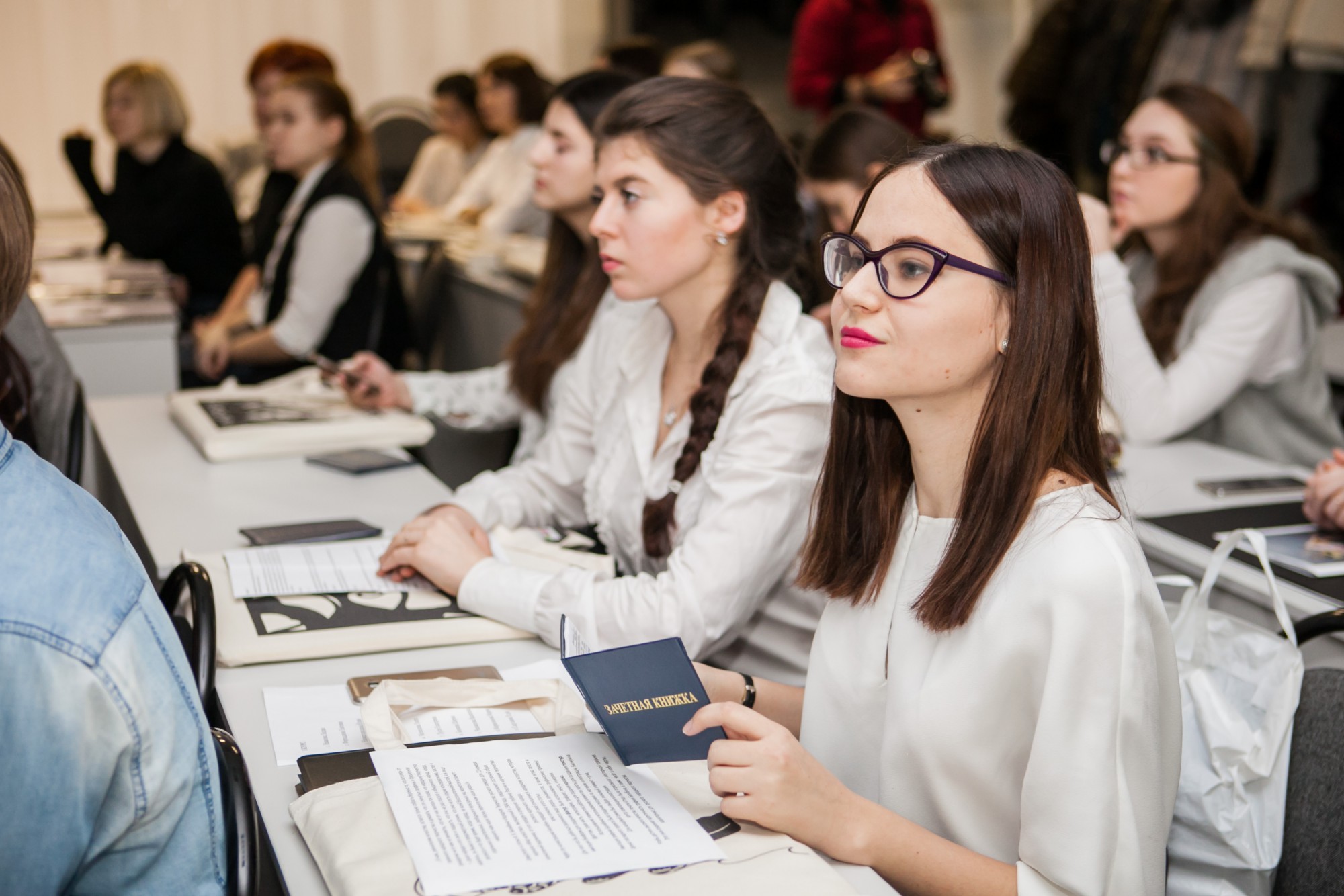 Поступить на курс. Студенты бухгалтера. Вузы для дизайнеров. Профессиональное образование. Модельер вуз.